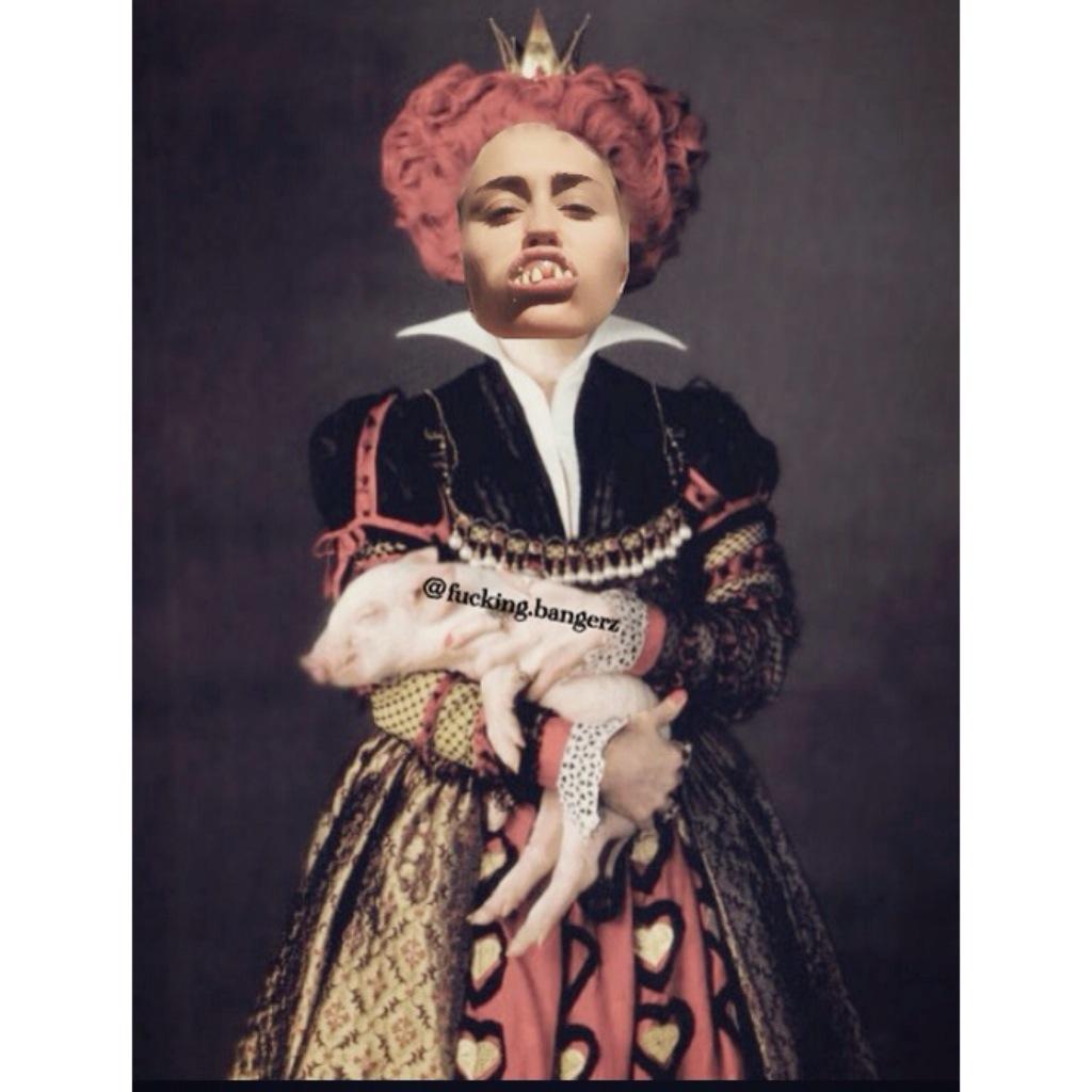 CyrusOverload's tweet photo. @MileyCyrus is The Red Queenππ #mileycyrus #pigpig #bubbasue #redqueen http://t.co/TJPIGWaKV6