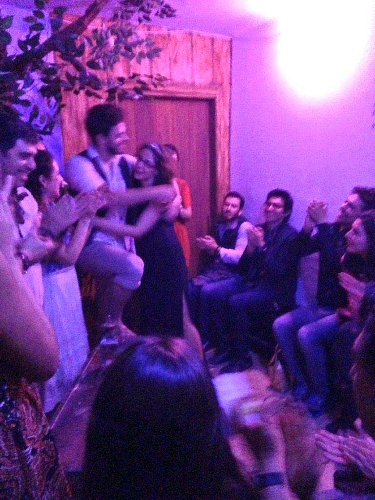 BethConLuz's tweet photo. “@EscenarioDF: Así se despidió una @ObraAzulDeseo de la encantadora pluma de @BethConLuz. @carlosmarmen http://t.co/hbBjCQuZnI” que bonito!