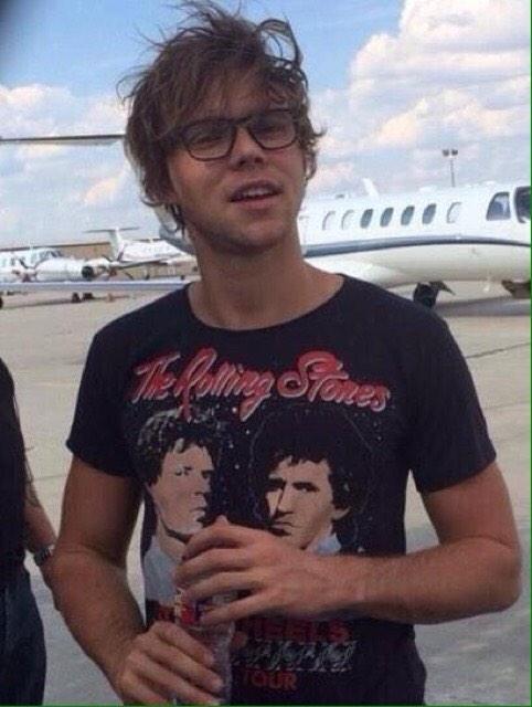 Hi I'm Ashton and I'm new but not new to RP. Mind retweeting?