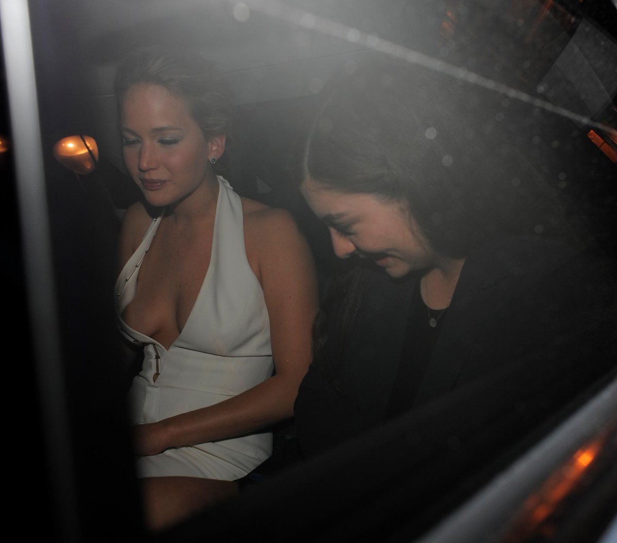 LordeWorldRU's tweet photo. Lorde [@lordemusic] and Jennifer Lawrence leaving The Hunger Games afterparty [x1] http://t.co/pEZ4tg9KqP
