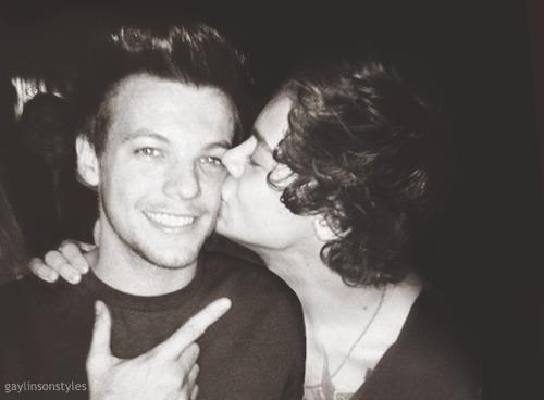 smug_polygons's tweet image. @tudounsbixas_ RT: "A gente sabe que é verdadeiro. 
#StopToControlLarry http://t.co/lEtVi1CTsD" chopeach.tk/tudounsbixas_