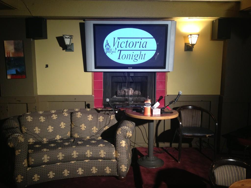 Vic_Tonight's tweet photo. All set for a new episode of with @MrSammyLee @shaner23 @paddyjoeboyle and @jackknox #yyj 8pm @hecklerscomedy http://t.co/5ACdZmelrT