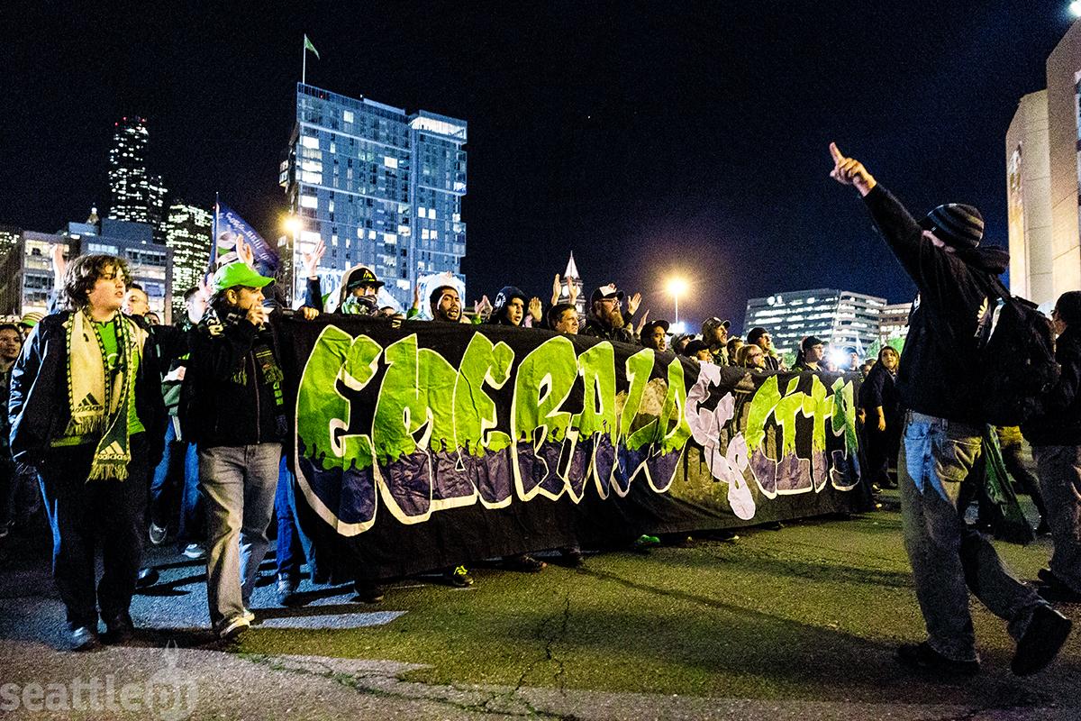 jordanbstead's tweet photo. #MarchToMatch ups its usual dosage of hooligan-ery for #Sounders #SEAvsDAL. More: http://t.co/GtlgHtWfJG #MLS #soccer http://t.co/Yr6wxEZGkx