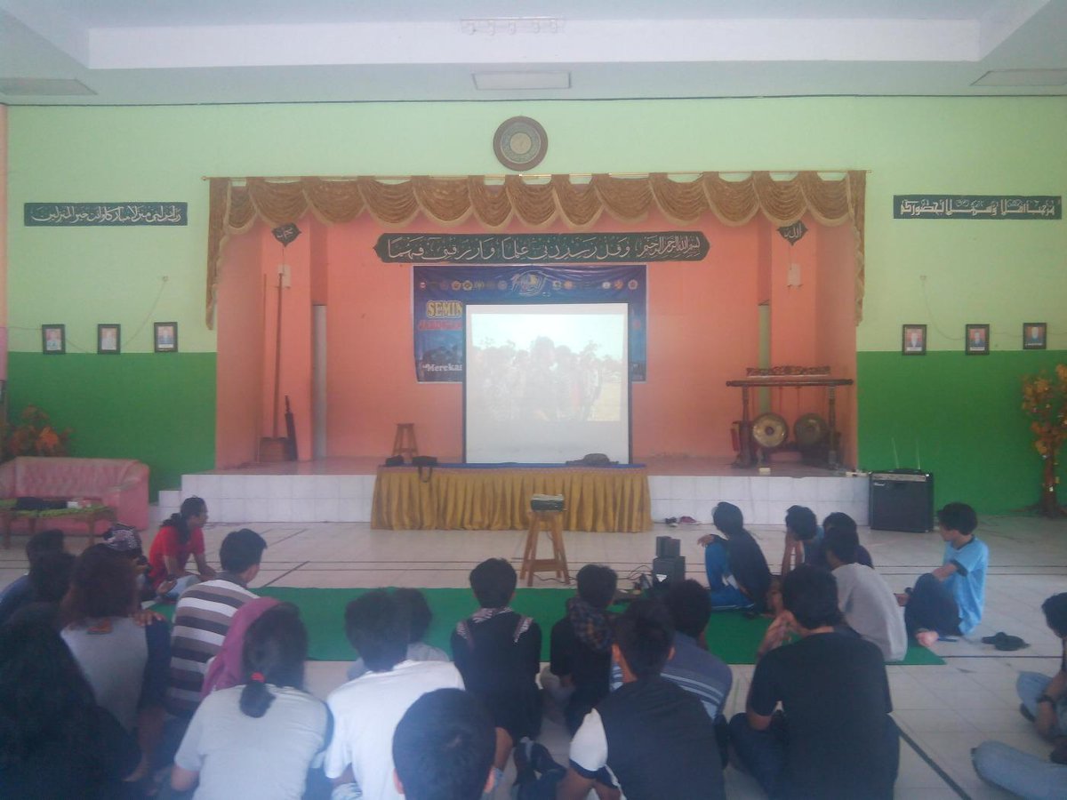 ksbhuman's tweet photo. pemutaran film inisiasi unpad di #sarasehanjkai #kendari2014 cc: @human_unpad http://t.co/ztthTG3OXC