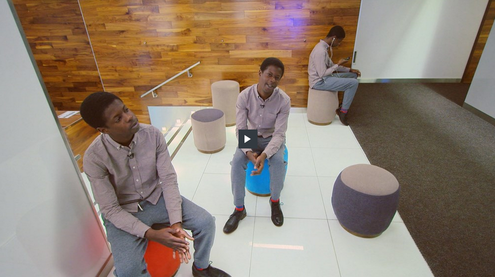 .@Karim_Ouellet s'adresse à la caméra pour t'inviter au prochain #GrosDimanche du 16 novembre! lafabriqueculturelle.tv/capsules/2755/…