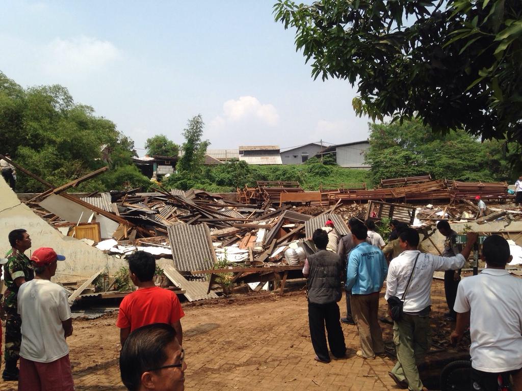 pembongkaran paksa gereja di ciledug indah 1 (foto dari kawan di lokasi)

masih ada aja orang2 kurang piknik yah :(