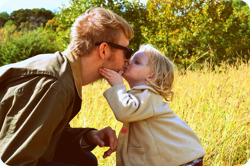 Daughter dp. Целует папу. Поцелуй дочери. Родители целуют ребенка.