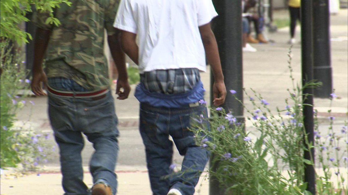KLSipgloss's tweet photo. “@ABC7Chicago: Forest Park considers vote to ban sagging pants http://t.co/8EzlhG6uyj http://t.co/2Vl2N3R6iu” PLEASE BAN... PLEASE!