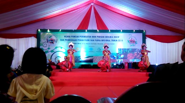 Tari marenneng songko aurecca / tari songko to bone