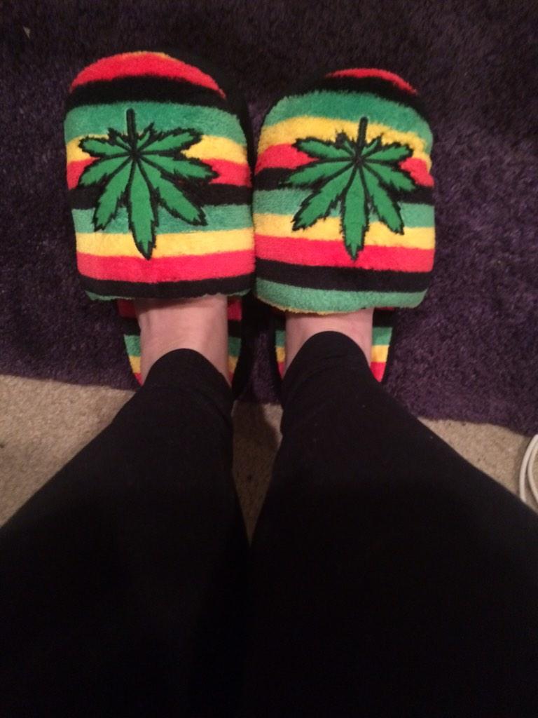Stldabberchick's tweet photo. stoney slippers 😍😍😍 http://t.co/RobQcm6lEb