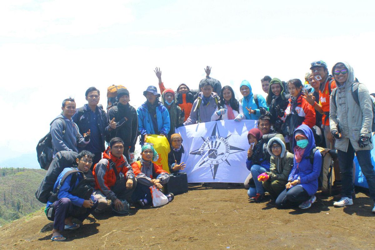 JARIalam's tweet photo. Pendakian bersama JARI - at Puncak Mt. Prau (2565 mdpl) 08-11-2014 http://t.co/wtImSR5wHO