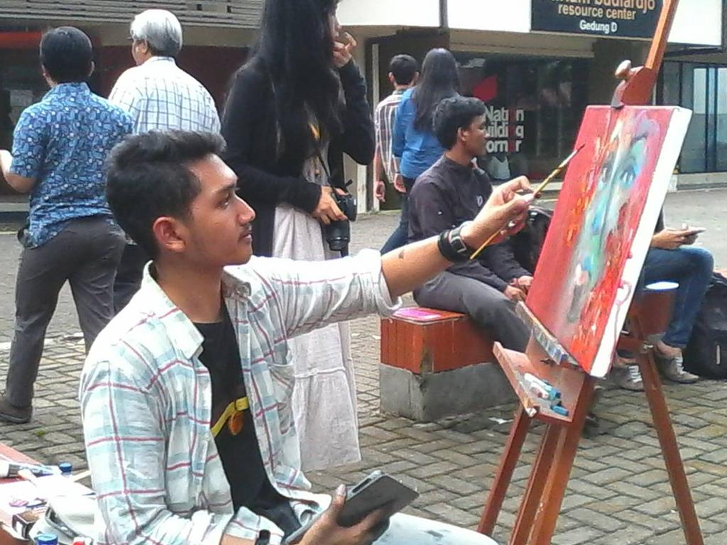 Sekarang! Kontingen lukis kita Bang Satria sedang berkarya untuk fakultas kebanggaan kita! #FHUI4UIARTWAR