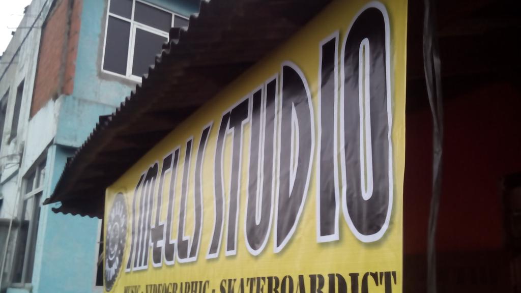 Udah opening ni kaka silahkan kesini yah ditunggu ..studio music : per jam nya cuma 30ribu loh jl raya ciomas bogor