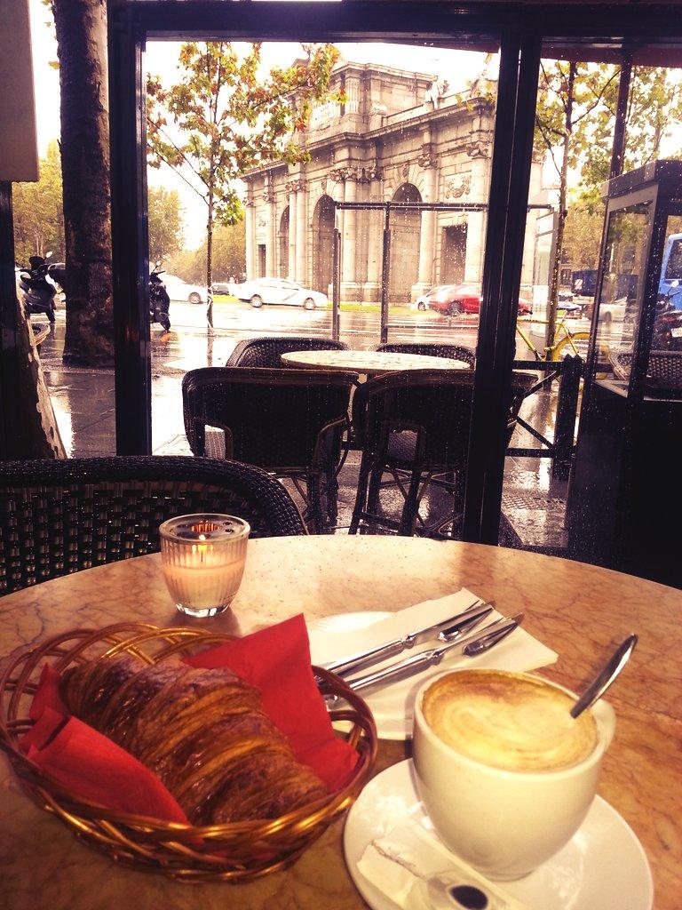 VaneTemp7's tweet photo. Puerta de Alcalá! ♥ Madrid http://t.co/UtpVq7YEpr