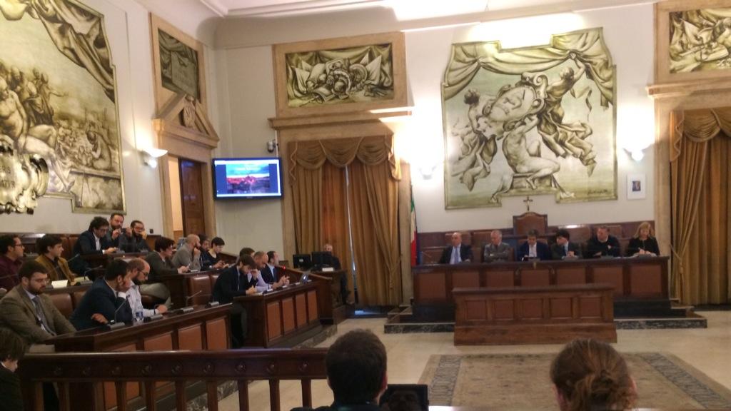 vale_sorgato's tweet photo. Nella stupenda cornice del Comune di Catania, restituzione a Sindaco @enzobianco_ dei lavori #Code4Catania @smaunotes http://t.co/7y2poTbktJ