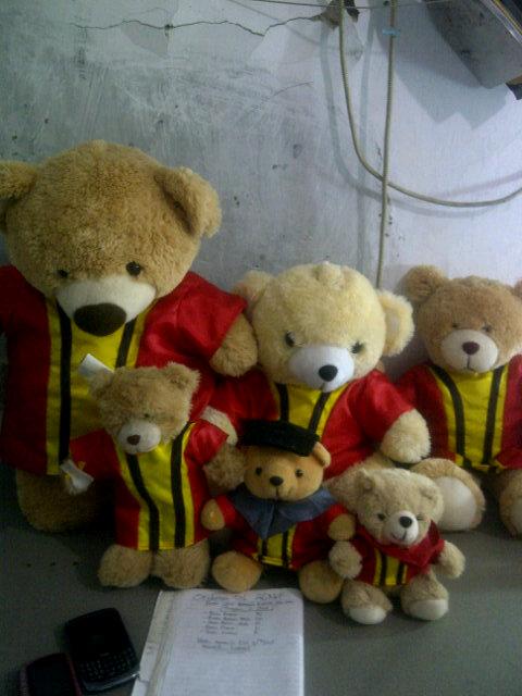 DollGradoll's tweet image. READY graddoll bear dgn toga,jubah,slayer,pin univ,card n bag.Uk small-big hrg dri 70rb-175rb. @BEM_UPH
