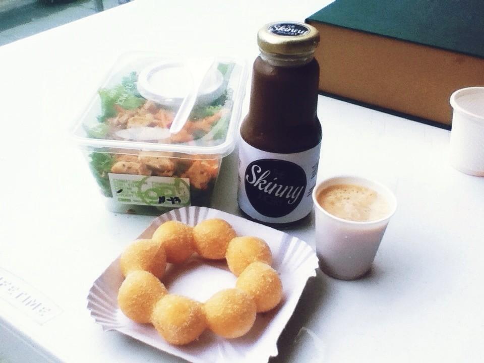 ahlexleyva's tweet photo. My lunch. #GoSalad #TheSkinnyJuicery #MisterDonut #BeyondLibis #sponsors http://t.co/QsFHsIy3v1