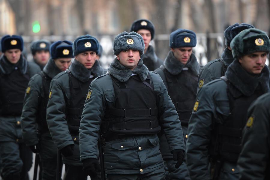 Сотрудник полиции и граждане. Поднимайся полиция. Полицейский. Полицейский скручивает преступника. Поднимайся полиция.