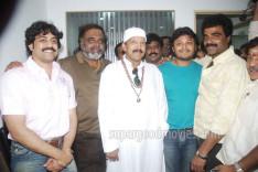DrVishnuDada's tweet photo. rare pic_/\_ vishnu dada with ambi, @gstarganesh, @RLVenkatesh, aniruddh...etc
@cineloka @namcinema 
@sumalathaA http://t.co/66JTlOB3Kb