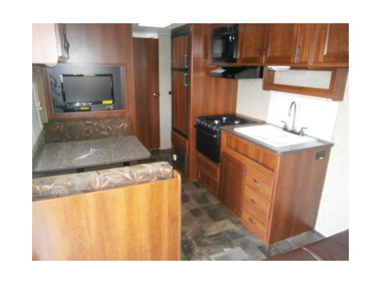 TTRvs's tweet photo. As good as new 2014 #Primetime AVENGER 26BH #Traveltrailer in #Syracuse @ http://t.co/fTvZhDweha http://t.co/tDSeYQfWsb