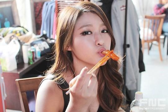 _shaneul's tweet photo. FYAOA: #AOA Seolhyun - D-day of #사뿐사뿐 comeback showcase http://t.co/LSFOsh94ZQ http://t.co/MG0NrjeU4H"