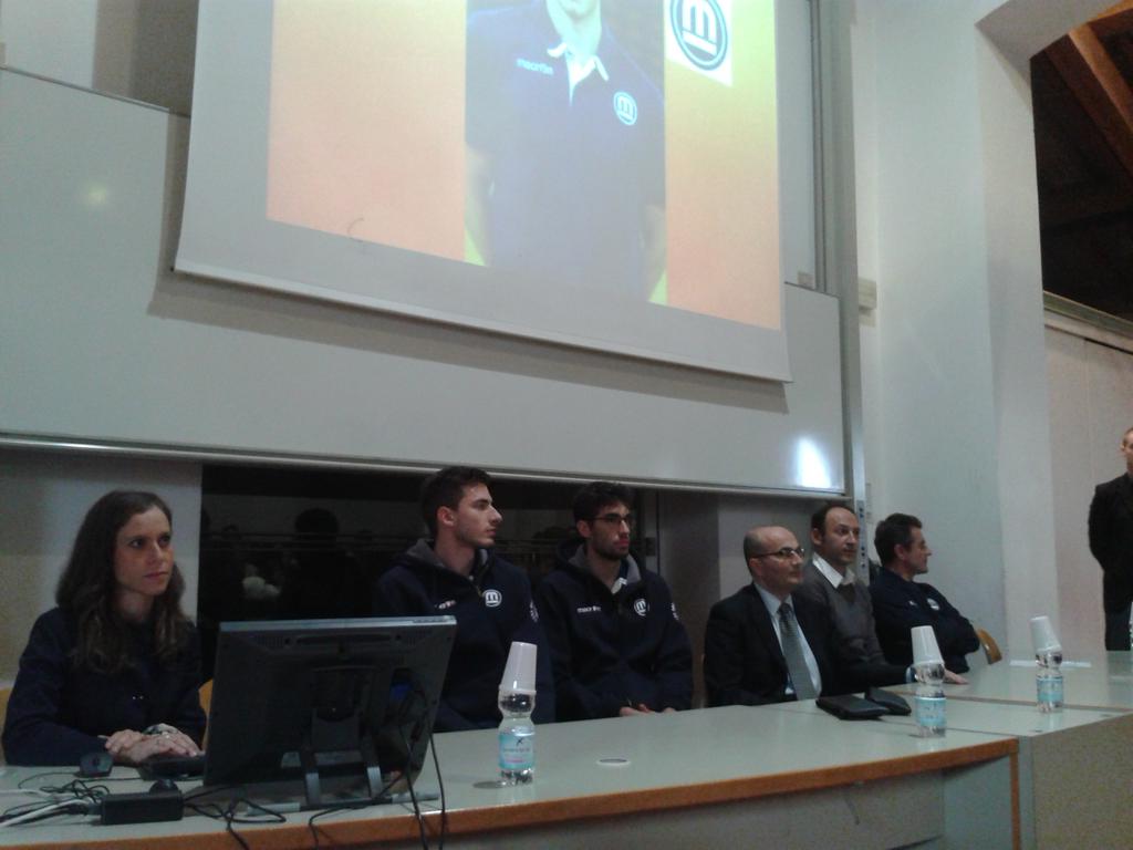 SilviaSpattini's tweet photo. “@Silvia_FM_: Hoy en el curso #DirLav2014 los jugadores del #ModenaVolley http://t.co/YroJfWiMtb” @modenavolley