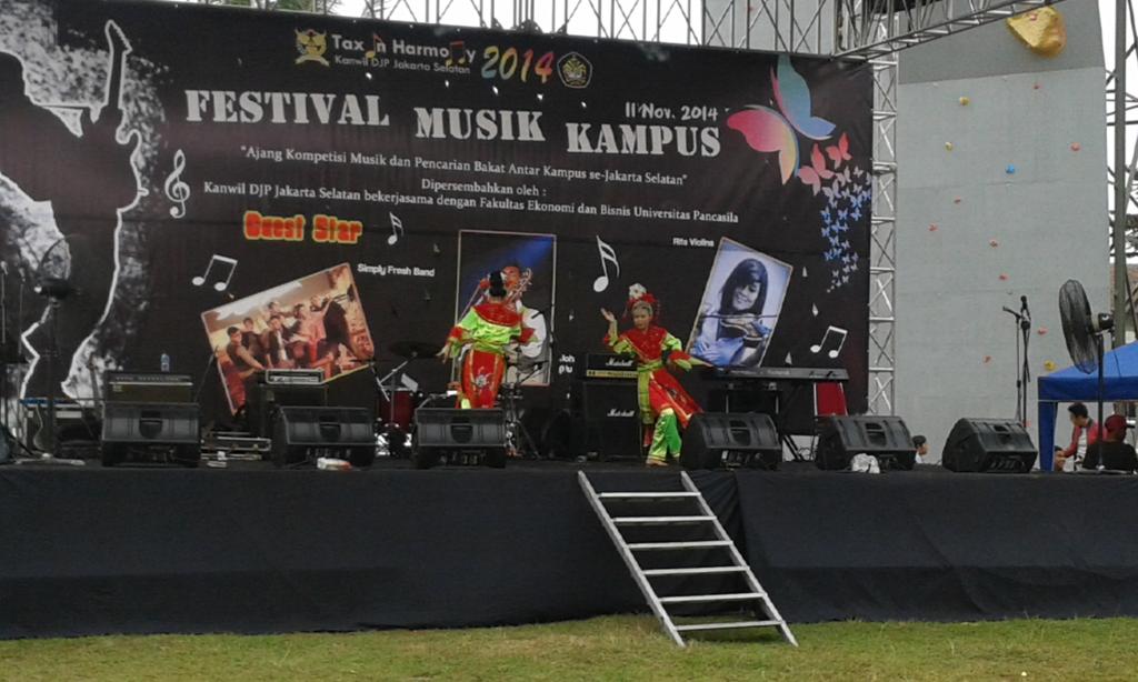 Lenggang nyai dari UNAS sedang perform^^ #TAXinHarmony