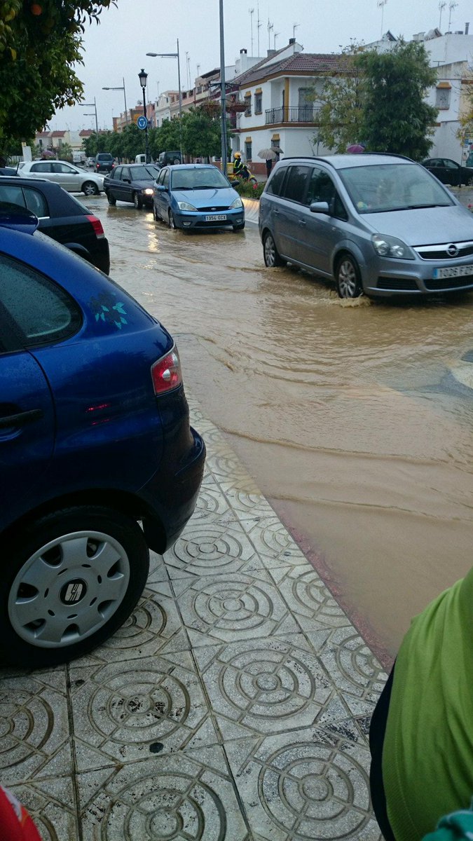 De vergüenza en la entrada del cole <a href="/aytoloradelrio/">Ayto. Lora del Río</a> <a href="/ondacerolora/">Onda Cero Lora del Río y Comarca</a>