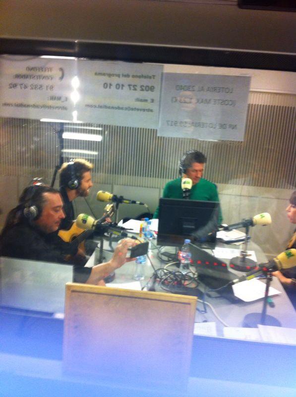 AlboranTeam's tweet photo. Ahora mismo @pabloalboran tocando #pasosdecero en @atrevetedial #AlboranEnAtrevete http://t.co/padOVwOvbJ