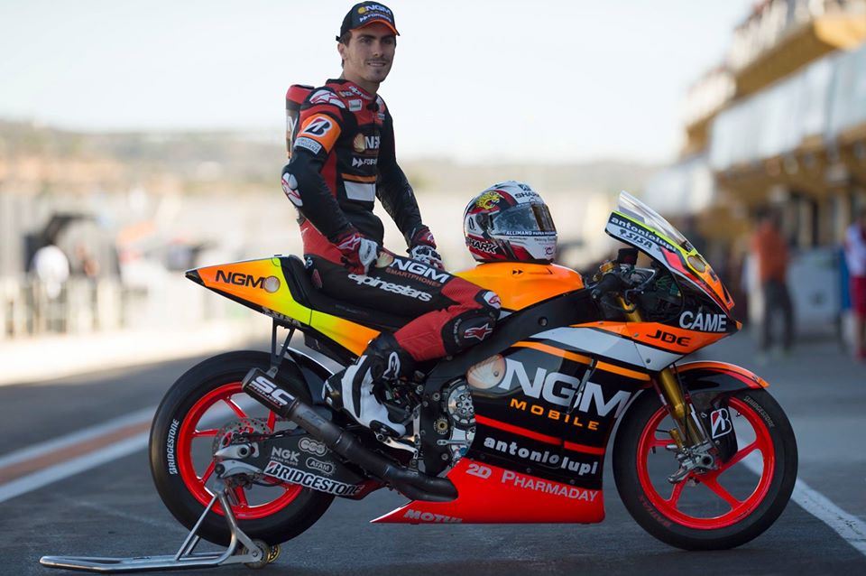 Notre Ambassadeur <a href="/lorisbaz/">Loris baz</a> a revêtu ses nouveaux habits de lumière pour la saison <a href="/MotoGP/">MotoGP™🏁</a> 2015.