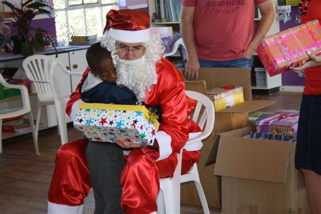 SantaShoebox's tweet photo. Makes us realise - you're never too old for a cuddle! RT the love friends! #SSB2014 http://t.co/iLOWCcK837