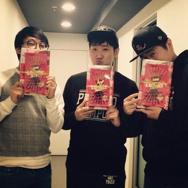 FLYHAYI's tweet photo. rocksteadyuj: #CertificationShot #HiSuhyun #ImDifferent #PeperoDay My belly being out is an illusion http://t.co/RK6klronEM