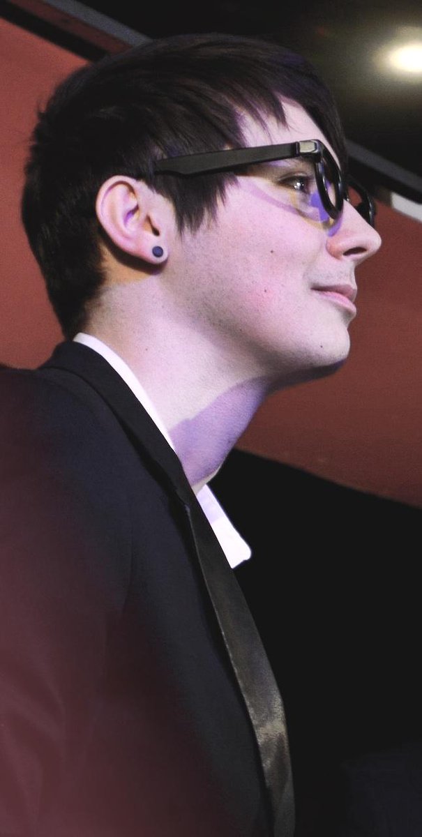 FeliidaeSabers's tweet photo. I bet the person that took this photo thought 'yes this is how I destroy the phandom' http://t.co/4SJPoDEVeW