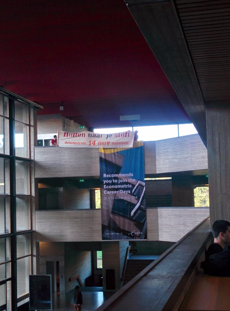 ROODRdam's tweet photo. Banner drop in C-hal van de Erasmus universiteit. Fluiten naar je #stufi? Demonstreer mee, vrijdag op het malieveld! http://t.co/ePjEYnzWSe