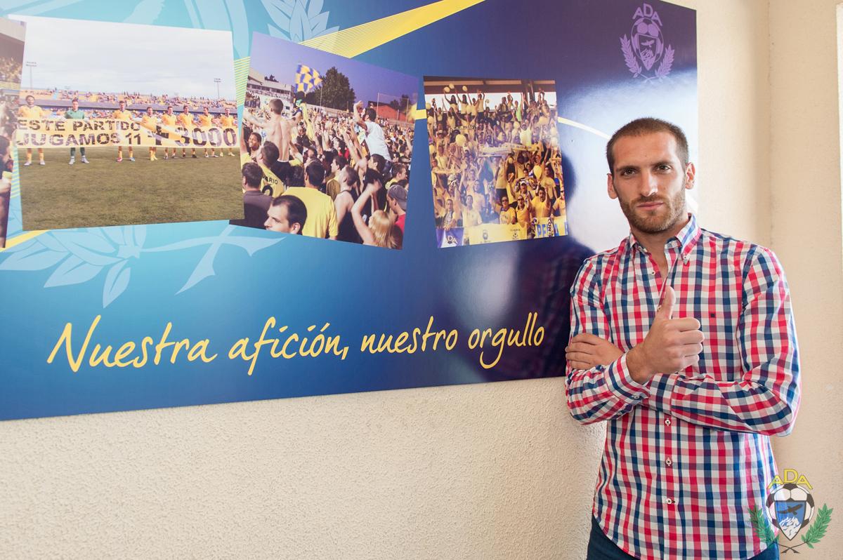 AD_Alcorcon's tweet photo. Gran tipo este @FaustoTienza. Aquí le podéis conocer mejor y mirad que foto os dedica! http://t.co/oxUOyatsiT http://t.co/XAlL8LRwmM