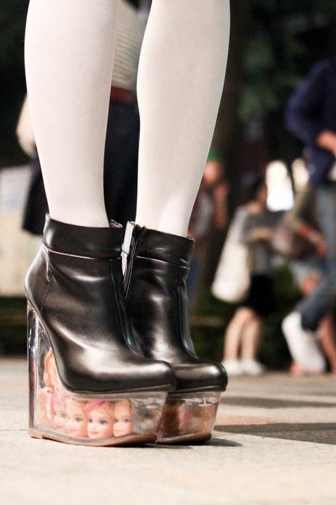 【スナップ】原宿女子の間でジェフリーキャンベルのシューズが流行中。あきちるさんが履いているブーツは、バービーの頭がクリアソールに入ったデザイン。
fashionsnap.com/streetsnap/201…