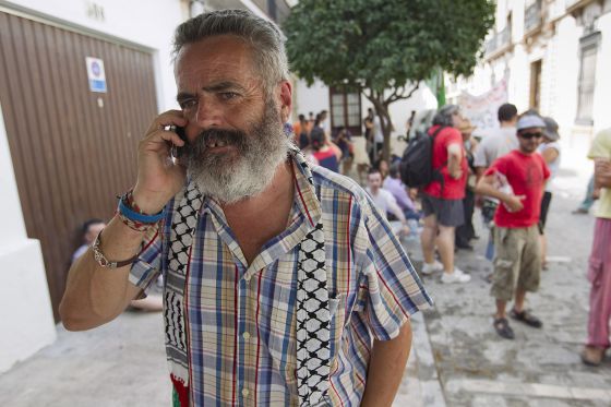 elpaisandalucia's tweet photo. Gordillo renuncia como alcalde de Marinaleda tras 35 años en el cargo para seguir de diputado http://t.co/vC1lZ10DHG http://t.co/e3zIrZibjw