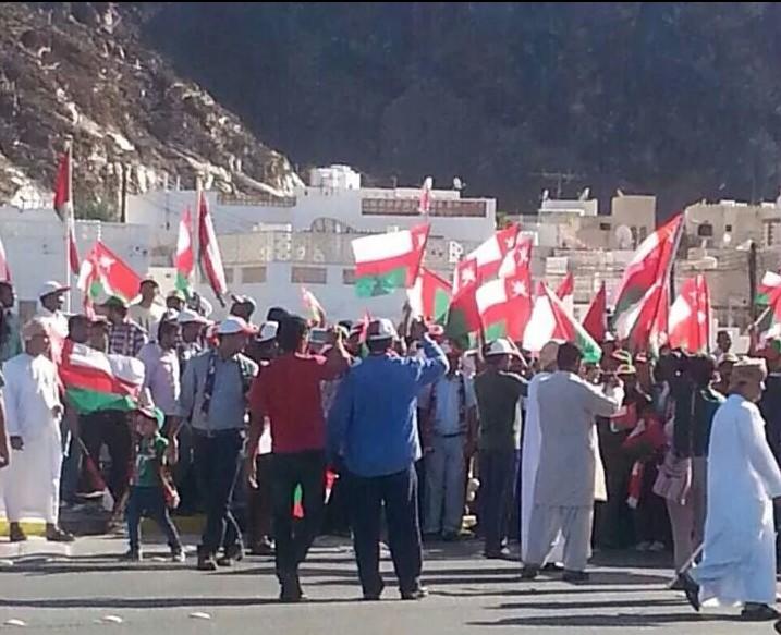 تعبيرا عن تضامنهم وابتهاجهم بسلامة صاحب الجلالة, أقامت الجالية الهندية مسيرة ابتداء من سوق مطرح حتى قصر العلم العامر.