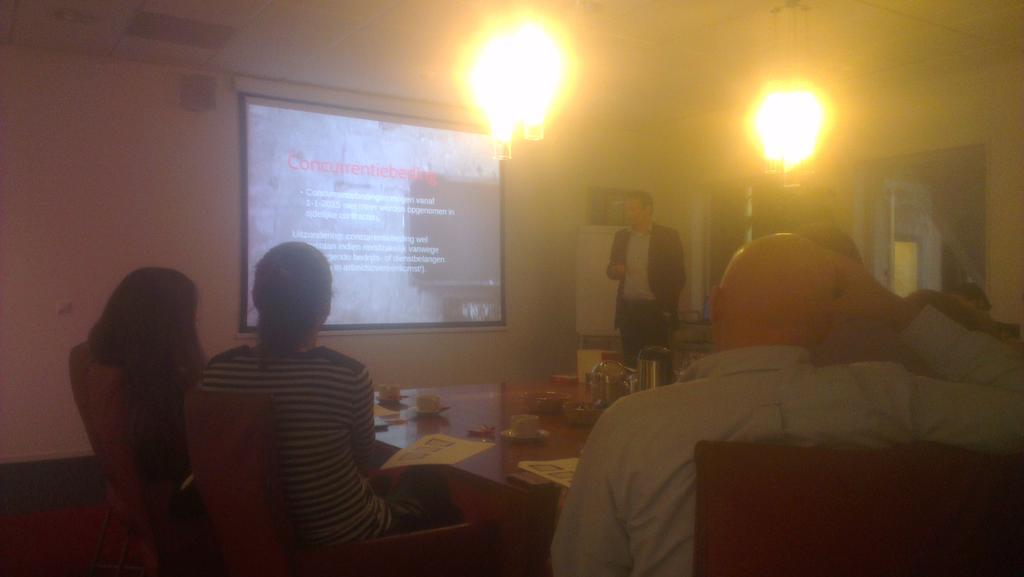 Ronaldklarus's tweet photo. Yspeert vwl academy is weer begonnen. Tom Nicolai praat de mensen bij over de nieuwe Wet werk en zekerheid. http://t.co/Be0kOiqcv4