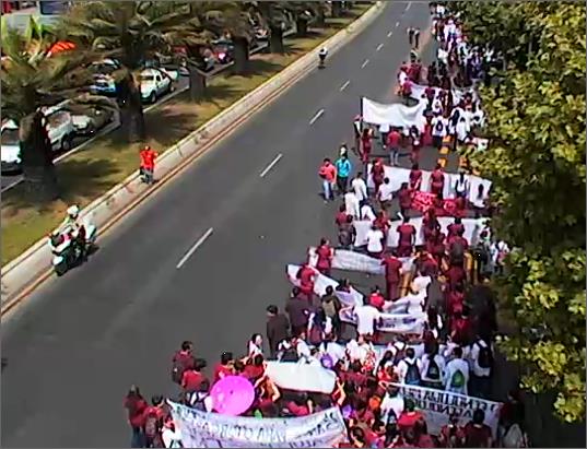 ⚠ Ahora: Marchan por la pista de buses #TecnólogosMédicos ocupan la calzada norte desde Plaza Baquedano #Santiago ⚠