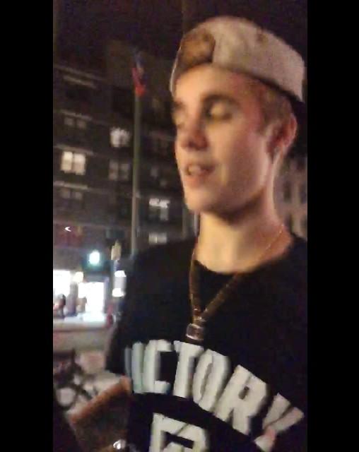biebersmaniabr's tweet photo. Justin com fãs em NYC  - 10/11: http://t.co/iBEdCZMq5N 
#RollersMusicAwards JustinBieber http://t.co/KsDP4YN2C6