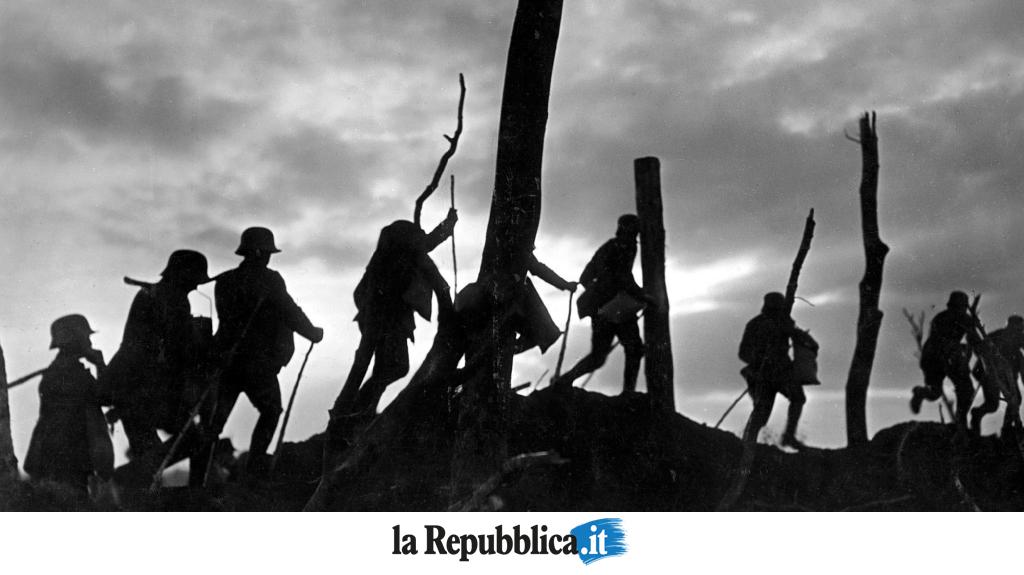 repubblica's tweet photo. 11 novembre 1918: l'armistizio di Compiègne segna la fine della 1°guerra mondiale #AccaddeOggi http://t.co/3iHfJ2mTw4