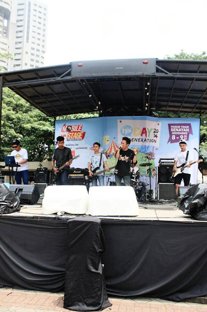 OfficialTrilog's tweet photo. #LatePost : Big Thanks buat #HaiDay semoga tahun depan kita bisa perform diacara kalian lagi 😁🎹🎵⛺ \m/ http://t.co/cIaYygjX3V