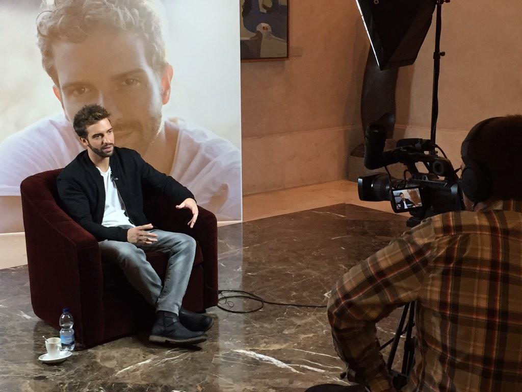 AlboranTeam's tweet photo. Otra fotito de @pabloalboran haciendo entrevistas desde el Teatro Real #TERRAL http://t.co/9qcWvMqjvH