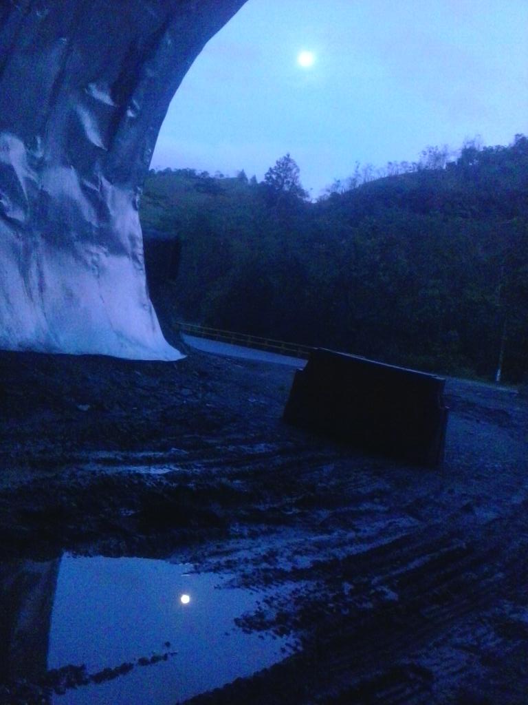 31_kmilo's tweet photo. #OXIGENODEMODAENCOLOMBIA la mejor. Desde armenia sintonizandolos con mucho frio http://t.co/w1XmxyLnnS