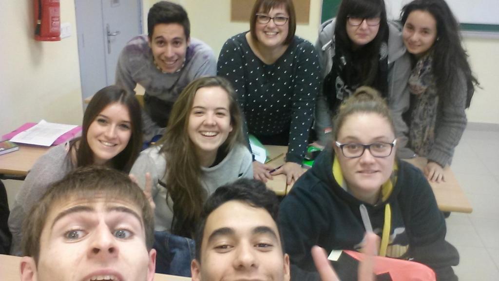 FerLBoarding's tweet photo. In our wonderful english class ;)) @bcocouemc #Selfie #SelfieClass http://t.co/0YVWicLDbt