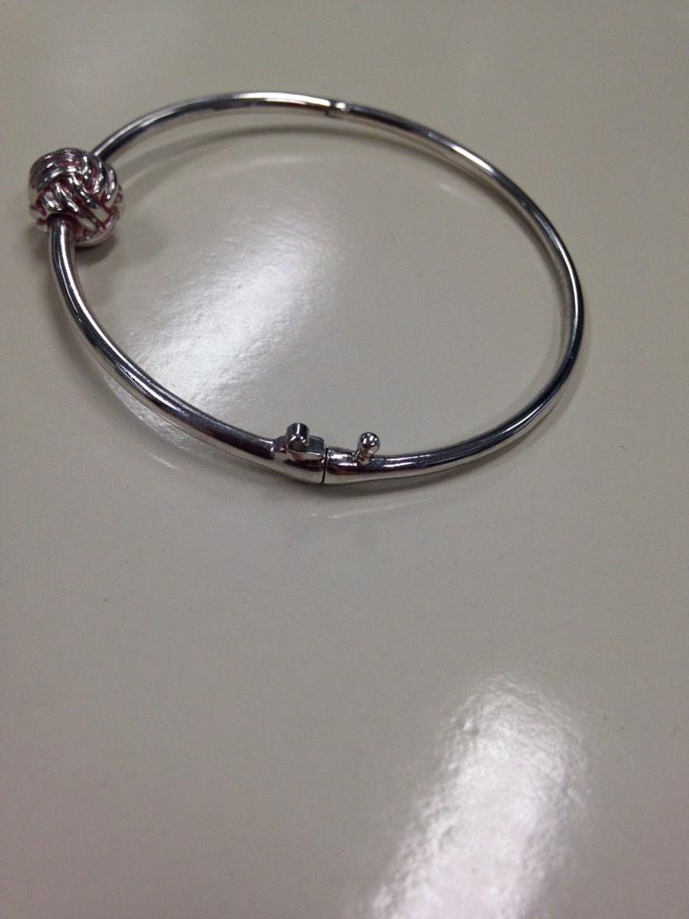 jofo02's tweet photo. @katespadeuk I've lost the clasp off my lovely kspade bangle. Are you able to get replacements? Thx http://t.co/4mWWkd91Uf