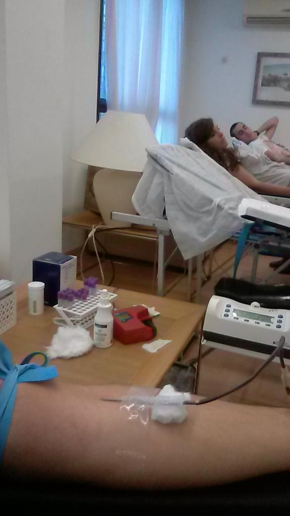 OscarAH91's tweet photo. Donando sangre @unisevilla @Fceye_US @AFCEYE y después festín! http://t.co/igCiW6QgiS