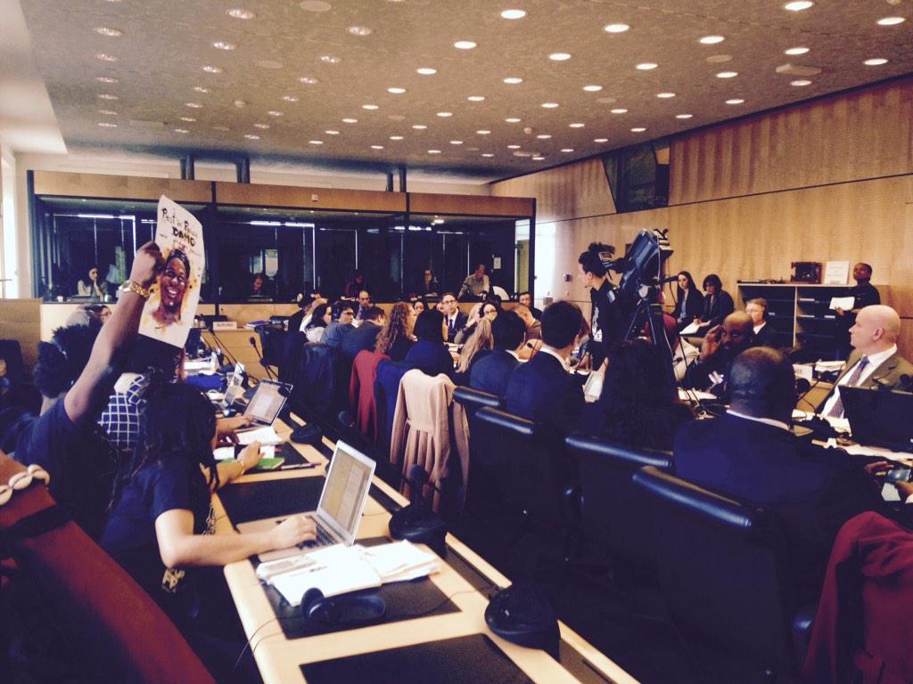 ChiCopWatch's tweet image. .@EthosIII breaks formalism by standing 2 deliver statement. @MalcolmLondon joins, raising image of #Damo.  #WCGtoUN