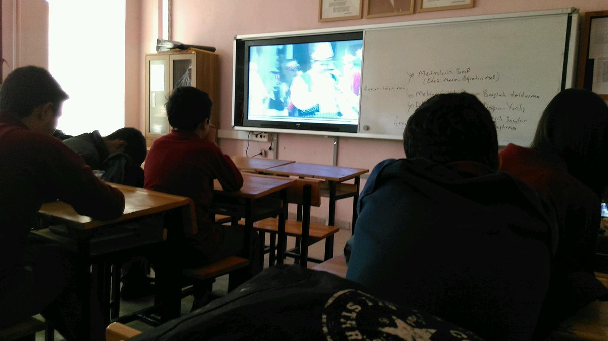 Edebiyat dersinde film izliyooooz :)